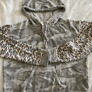 Attached hoodie w/ drawstring